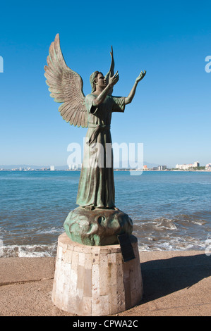 Messico, Puerto Vallarta. Angelo della speranza e messaggero di pace scultura sul Malecon, Playa Los Muertos, Puerto Vallarta, Messico. Foto Stock