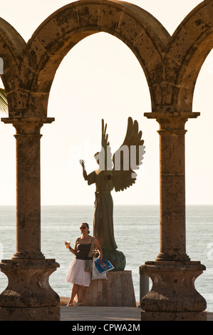 Messico, Puerto Vallarta. Los Arcos e Angelo della speranza e messaggero di pace scultura sul Malecon, Playa Los Muertos, Puerto Vallarta, Messico. Foto Stock