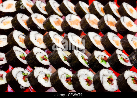 Cucina giapponese tradizionale- rotoli di sushi servita a una festa Foto Stock