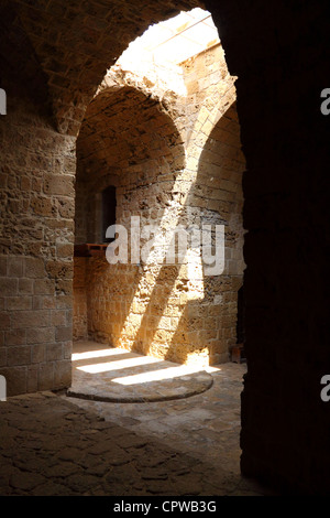 La luce del sole lo streaming all'interno del castello di Pafo, Cipro Foto Stock