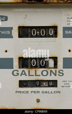 Vintage pompa benzina al di fuori di zone depresse garage BSA con retro cromato e gallone scale Foto Stock