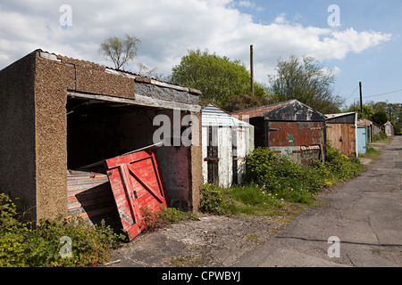 Il collegamento meccanico garages con sportello rotto in corsia, Ebbw Vale, Wales, Regno Unito Foto Stock