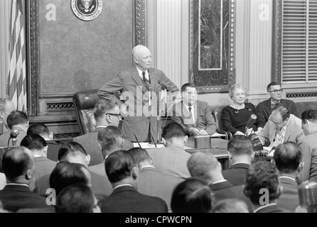 Presidente Dwight D. Eisenhower sta in piedi in una tabella alla Casa Bianca, durante una conferenza stampa presso la Casa Bianca di Washington Foto Stock