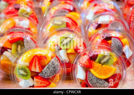 Naturale colorata insalata di frutta vetri trasparenti in una riga Foto Stock