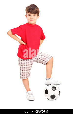 A piena lunghezza Ritratto di un ragazzo che posano con un pallone da calcio isolati su sfondo bianco Foto Stock