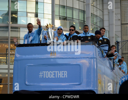 Manchester City i giocatori che mostra fuori della Barclays Premier League Trophy a bordo di un autobus con tetto scoperto in Manchester, UK. Foto Stock