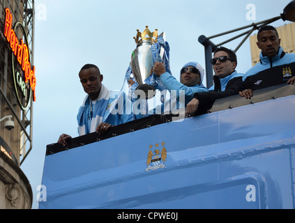 Manchester City i giocatori che mostra fuori della Barclays Premier League Trophy a bordo di un autobus con tetto scoperto in Manchester, UK. Foto Stock