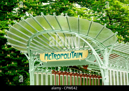 Porte Dauphine stazione della metropolitana di design in stile Liberty, Parigi, Francia Foto Stock