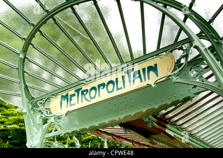 Porte Dauphine stazione della metropolitana di design in stile Liberty, Parigi, Francia Foto Stock