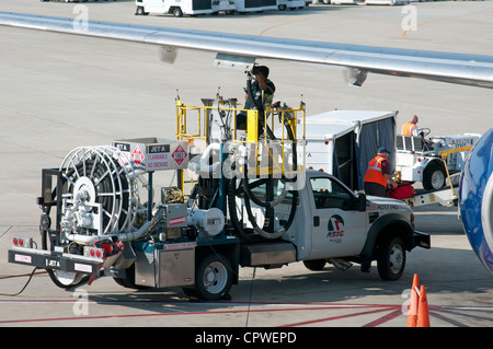 Il rifornimento di un Delta 757 jet del passeggero all'Aeroporto Internazionale di Tampa Florida USA Foto Stock