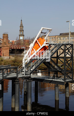 Marine Skills Center presso il campus Riverside del City of Glasgow College, accanto al fiume Clyde a Glasgow, Scozia, Regno Unito Foto Stock