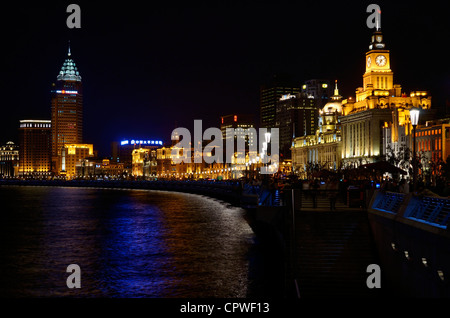 Di notte le luci sul Bund guardando verso sud al fiume Huangpu Shanghai Repubblica Popolare Cinese Foto Stock