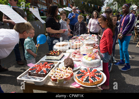 Torte fatte in casa gareggiare in una competizione in un quartiere street party in Herne Hill, Londra del sud per celebrare il Giubileo di diamante della regina Elisabetta. Foto Stock