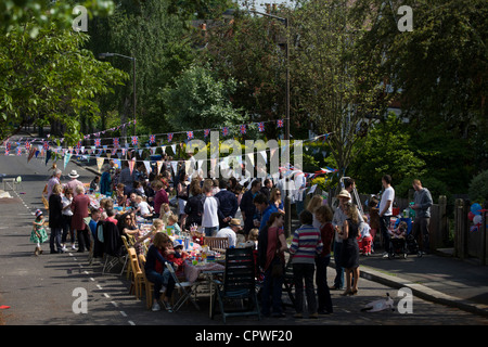 Comunità street party in Herne Hill, Londra del sud per celebrare il Giubileo di diamante della regina Elisabetta. Foto Stock