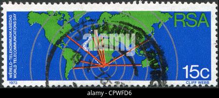 Un timbro stampato in Sud Africa (RSA), Visualizza mappa del mondo e la rete di comunicazioni, circa 1973 Foto Stock