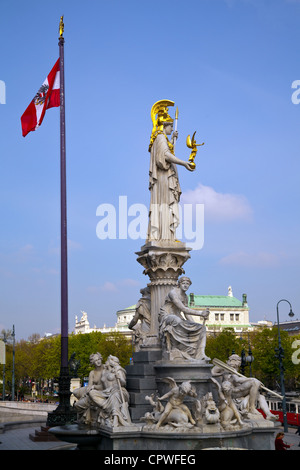 Palace Athene Statua della saggezza e della fontana al di fuori del parlamento di Vienna, Austria Foto Stock