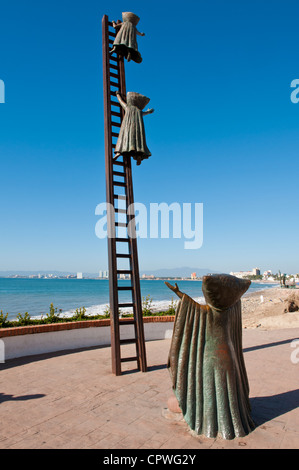 Messico, Puerto Vallarta. Alla ricerca della ragione scultura sul Malecon, Playa Los Muertos, Puerto Vallarta, Messico. Foto Stock