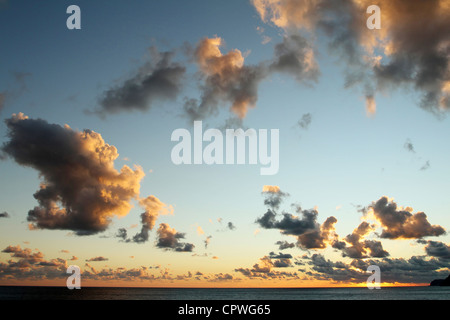 Bel tramonto cielo di nuvole Foto Stock