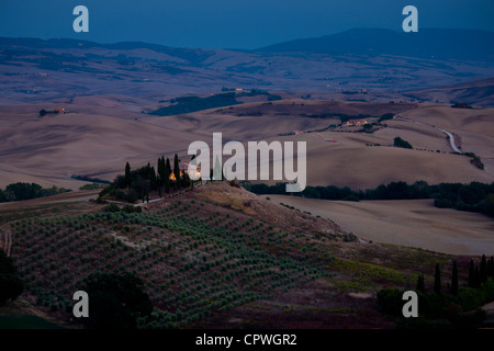 Tipica fattoria toscana, Il Belvedere e il paesaggio a San Quirico d'Orcia nella Val d'Orcia, Toscana, Italia Foto Stock