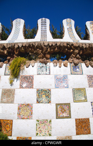 Barcellona Parco Guell di Gaudi modernismo dettagli mosaico Foto Stock