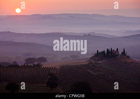 Tipica fattoria toscana, Il Belvedere e il paesaggio a San Quirico d'Orcia nella Val d'Orcia, Toscana, Italia Foto Stock