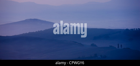 Il paesaggio toscano di collina piste in Val d'Orcia, Toscana, Italia Foto Stock