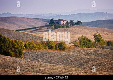 Tipica fattoria toscana e paesaggio vicino a Montalcino, Val d'Orcia, Toscana, Italia Foto Stock