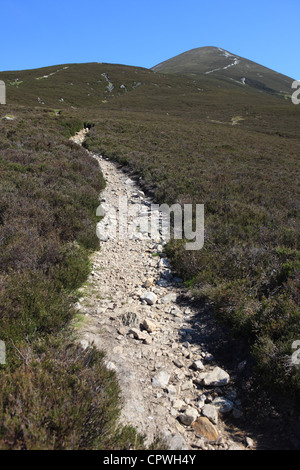 Percorso di spicco fino Carn Liath, uno dei tre Munro cime di Beinn un' Ghlo che si trova a nord est di Blair Atholl in Scozia Foto Stock