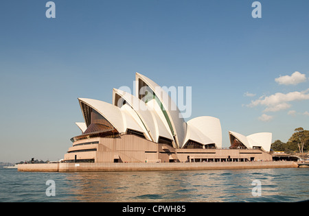 Sydney Opera House visto dal livello del mare nel porto di Sydney Foto Stock