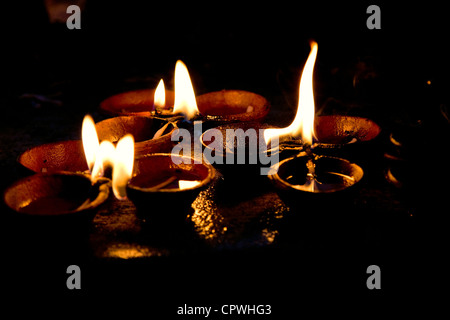 Candele accese sull altare nel tempio buddista, Sri Lanka Foto Stock