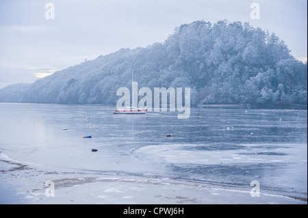 Barca in acqua congelata , Loch Lomond Scozia, Regno Unito Foto Stock