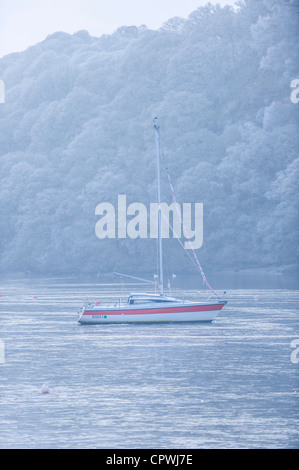 Barca in acqua congelata , Loch Lomond Scozia, Regno Unito Foto Stock