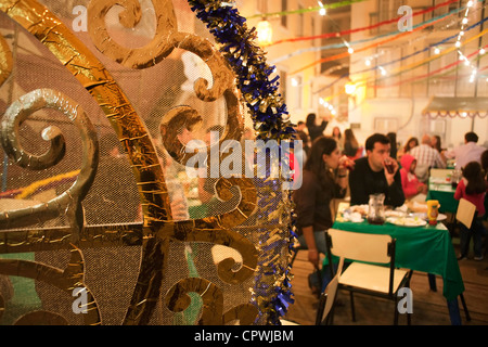 Strade durante le feste locali dos Santos Populares ( santi popolari Festival ) nel quartiere di Alfama, Lisbona, Portogallo. Foto Stock
