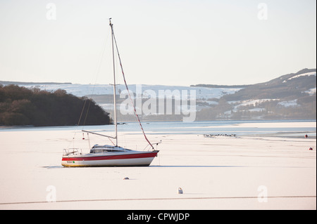 Congelati e Loch lomond in barca in inverno scozzese, highlands, Scotland, Regno Unito Foto Stock