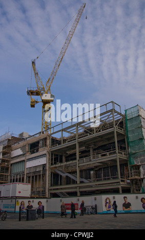 Gli amanti dello shopping a piedi passato un cantiere con gru a torre in Northumberland Street, Newcastle-upon-Tyne Foto Stock
