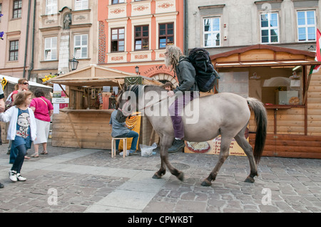 Uomo a cavallo a cibo e fiera del vino nella piccola piazza del Mercato di Cracovia, in Polonia. Foto Stock
