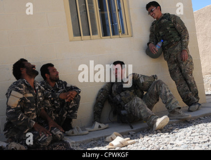 Brandon Bowden, leader del Platoon della forza di sicurezza per la ricostruzione Provinciale Farah, passa del tempo con i soldati afghani nel villaggio di Cin farsi, provincia di Farah, Afghanistan, il 2 giugno. Il SECFOR è composto da fantini della Guardia Nazionale fuori dall'Alaska, responsabili di garantire la sicurezza di tutti coloro che sono assegnati a PRT Farah Foto Stock