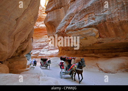 Asia Giordania Petra canyon chiamato Siq che conduce alla città Nabatean Foto Stock