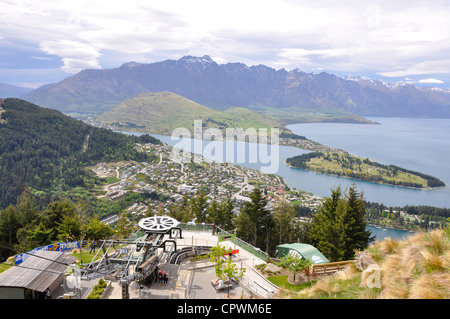 Vista su Queenstown, sul lago Wakatipu e il Remarkables dal Skyline complesso turistico in Nuova Zelanda Foto Stock