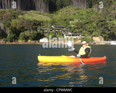Andare in Kayak Baia Lochmara Queen Charlotte Sound Isola del Sud della Nuova Zelanda Foto Stock