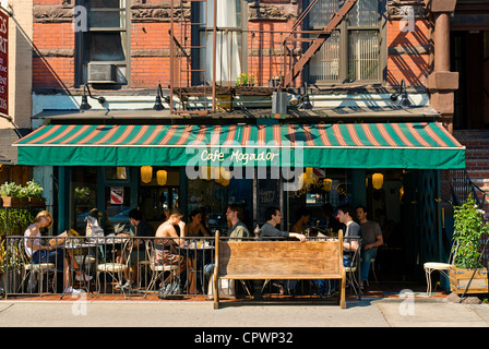 Outdoor cafe sulla 8th Street nella città di New York, in zona East Village quartiere. Foto Stock