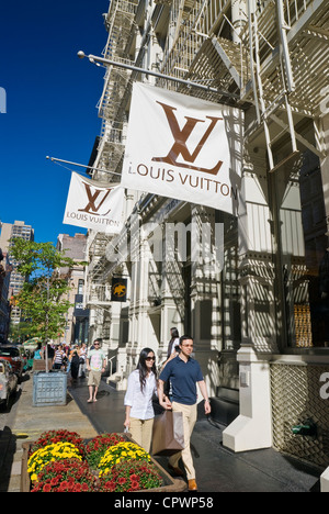 Lo shopping lungo Greene Street nel quartiere di Soho di New York City. Foto Stock