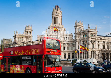 Visione di Madrid city tour bus a Plaza de Cibeles, Madrid, Spagna Foto Stock