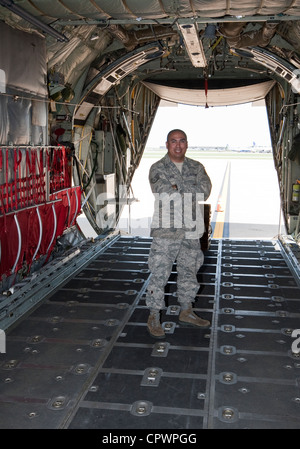 Sargent Robert Lopez , membro del Texas Air National Guard nel vuoto C130 aerei cargo durante l esercizio di Austin Foto Stock