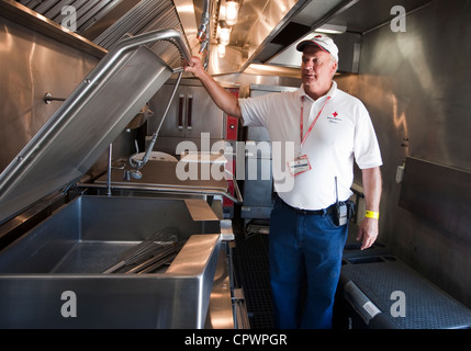 La Croce Rossa americana Disaster Relief volontario visualizza mobile cucina durante l'esercizio Foto Stock