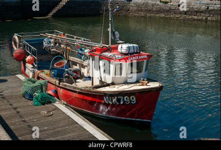 Un piccolo peschereccio è ormeggiata in Sutton nel porto di Plymouth, con aragosta pentole e reti a bordo Foto Stock