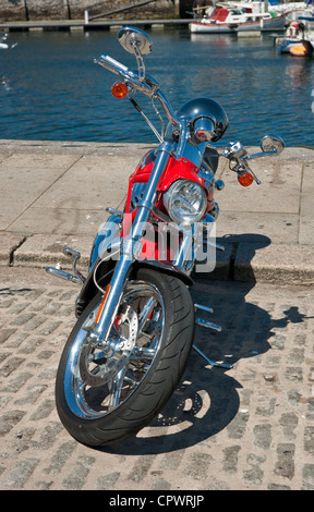 Un brillante moto parcheggiata dal porto Foto Stock