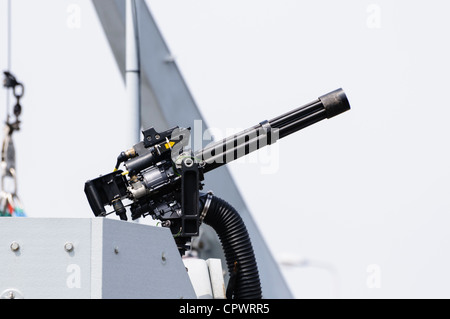 Raffreddato ad acqua macchina Gatling Gun montata sul lato del dispositivo HMS Bangor Foto Stock