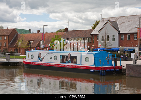 Convertito stretto canale di vendita barca realizzato localmente il gelato in canal marina, Stratford-upon-Avon Foto Stock