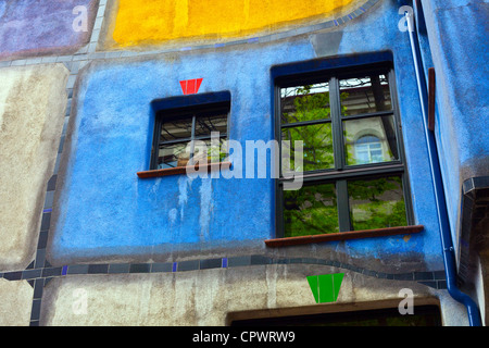 Windows dell'Hundertwasserhaus in Vienna Foto Stock